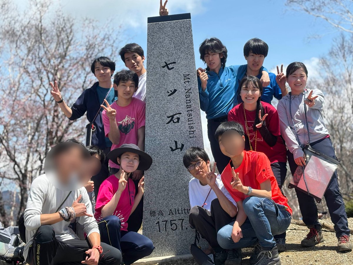 TWVjp's tweet photo. 5/3-4に新人合宿で雲取山に行きました。幸運にも晴天に恵まれ、富士��をはじめとする様々な山々を見渡すことができました。新入生にとってもちょうどよい快適な山行になっていたようで何よりです。
#twv
#東大ワンゲル
#ワンゲル
#東大
#雲取山
#新人合宿 https://t.co/XDOo7WhQrq