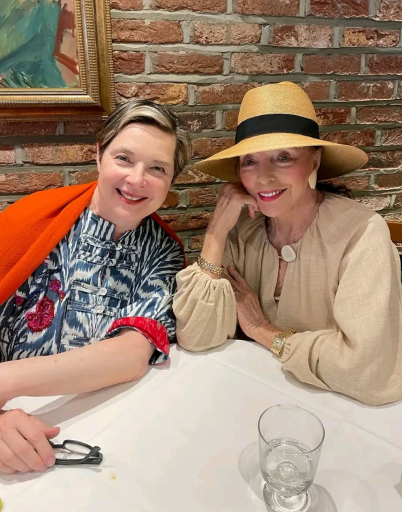 ClassicMovieDig's tweet photo. Isabella Rossellini and Dame Joan Collins photographed while having lunch yesterday. https://t.co/u1uofPopwd