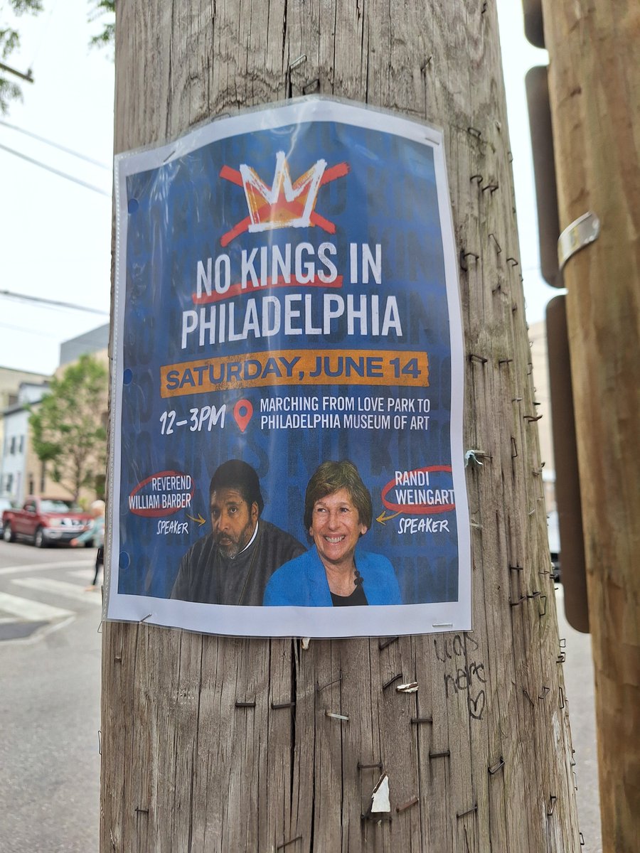 phunnyphilly's tweet image. There are online guides to staying safe while protesting. Rumor is Proud Boys/Patriot Front may infiltrate/disrupt upcoming protests. There are recommendations to "sit down" if violence erupts. Be informed, be safe &amp;amp; stand up! #NoKings #SeenInPhilly  hrc.org/resources/tips