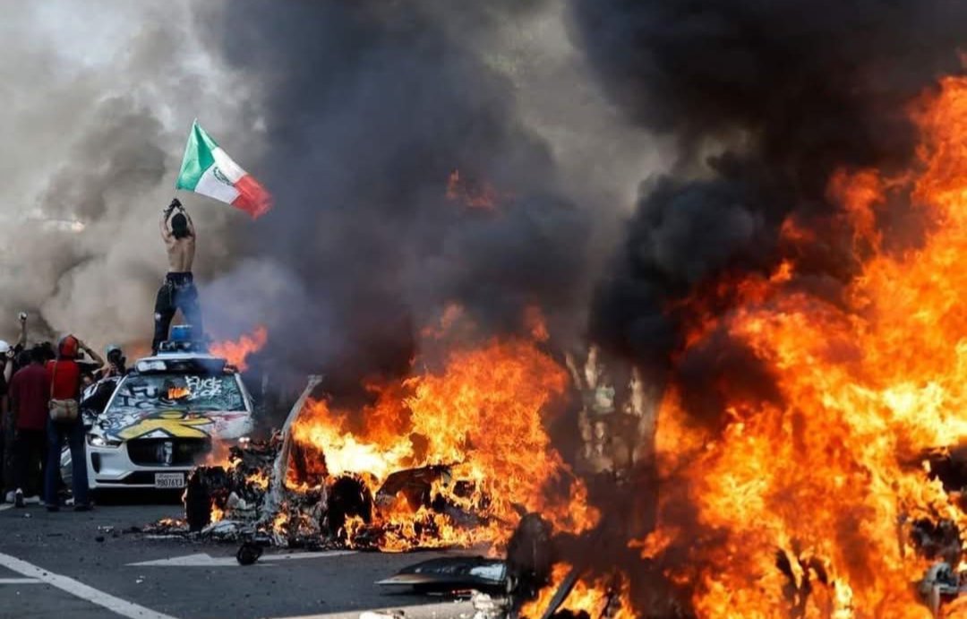 Ron S. Friedman (@ronsfriedman) on Twitter photo I must say that seeing a riot with Mexican flags, feels less threatening than a riot with Palestinian flags.
(Note: all riots are bad. I speak from the perspective of the lesser of two evils.) I must say that seeing a riot with Mexican flags, feels less threatening than a riot with Palestinian flags.
(Note: all riots are bad. I speak from the perspective of the lesser of two evils.)