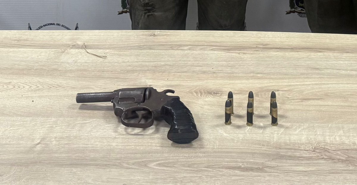 APREHENDIMOS SUJETO ARMANDO

Durante un patrullaje ejecutado en el Distrito Nueva Prosperina de #Guayaquil.

El sospechoso fue hallado en posesión de un revólver y 6 cartuchos.

#ServirYProtegerConFirmeza