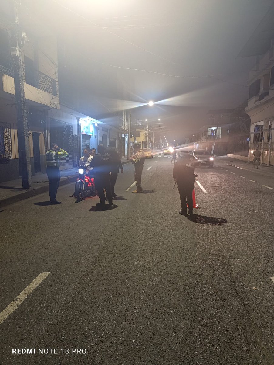 OPERATIVOS NOCTURNOS

Se ejecutan a fin de brindar seguridad las 24 horas del día en sectores estrategicos del Distrito Portete de #Guayaquil.

#ServirYProtegerConFirmeza