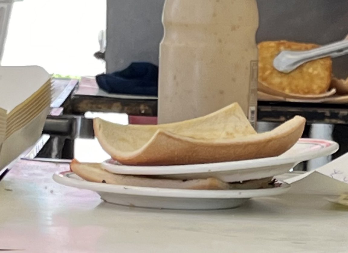 大家喜歡吃中西複合式早餐嗎？
那你們知道這片吐司是幹嘛用的嗎
有喜歡的品項嗎⁉️

我先來 我第一次去一家店會先點他的雞塊 如果炸的很脆多汁我就認定這家早餐店好吃 
當然中冰奶也不能少 一定要那個神秘白色液體噴灑的味