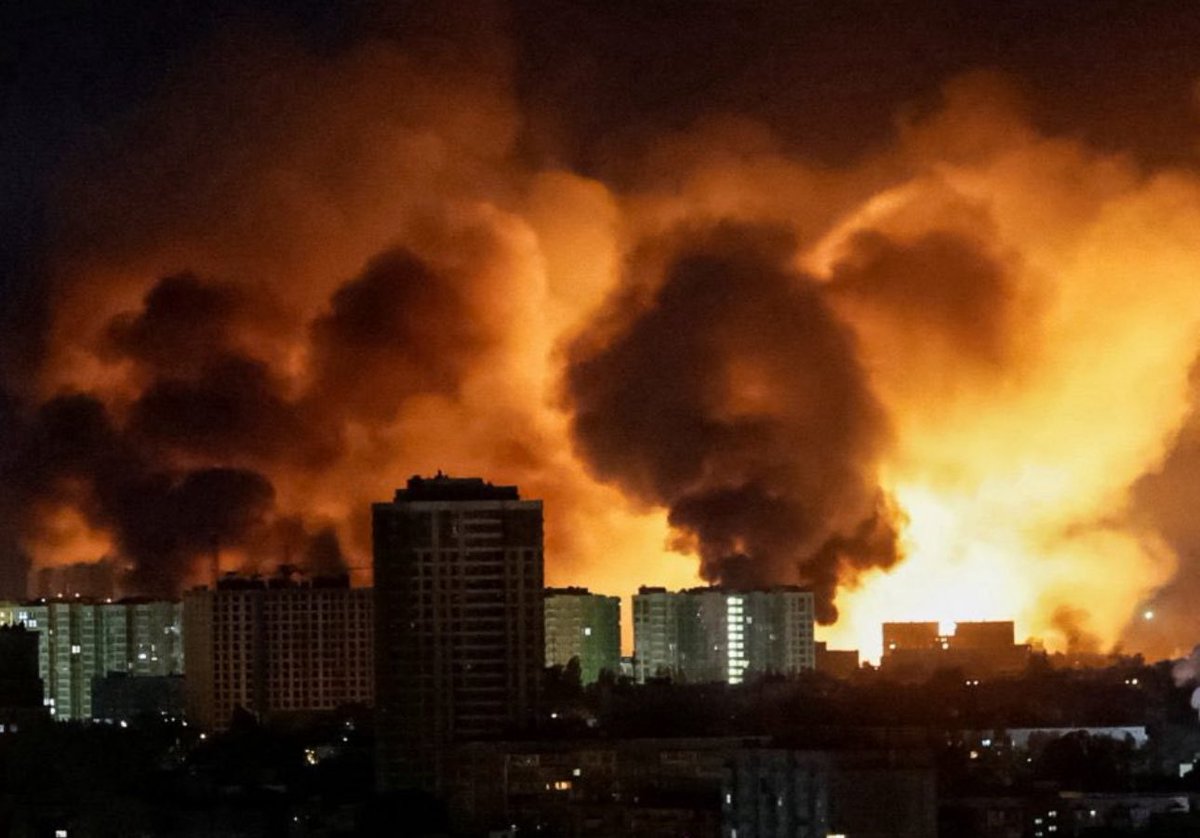 visegrad24's tweet image. BREAKING:

Huge fires break out after Russia launches  the largest suicide drone attack against Kyiv so far in this war.

The drones targeted apartment building across the city. Many civilians killed and wounded in the terror attack.