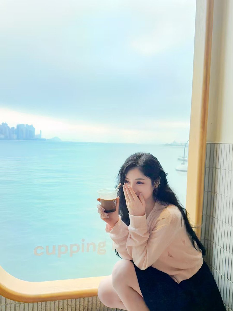 前两天在香港玩，顺便体验了一下线下换u

铜锣湾的一个小店里，小额换了几万港币～真的方便，转账过去以后直接拿现金，汇率也很好，比币安少了几分差价而已.

大陆估计是很难会有这种体验了