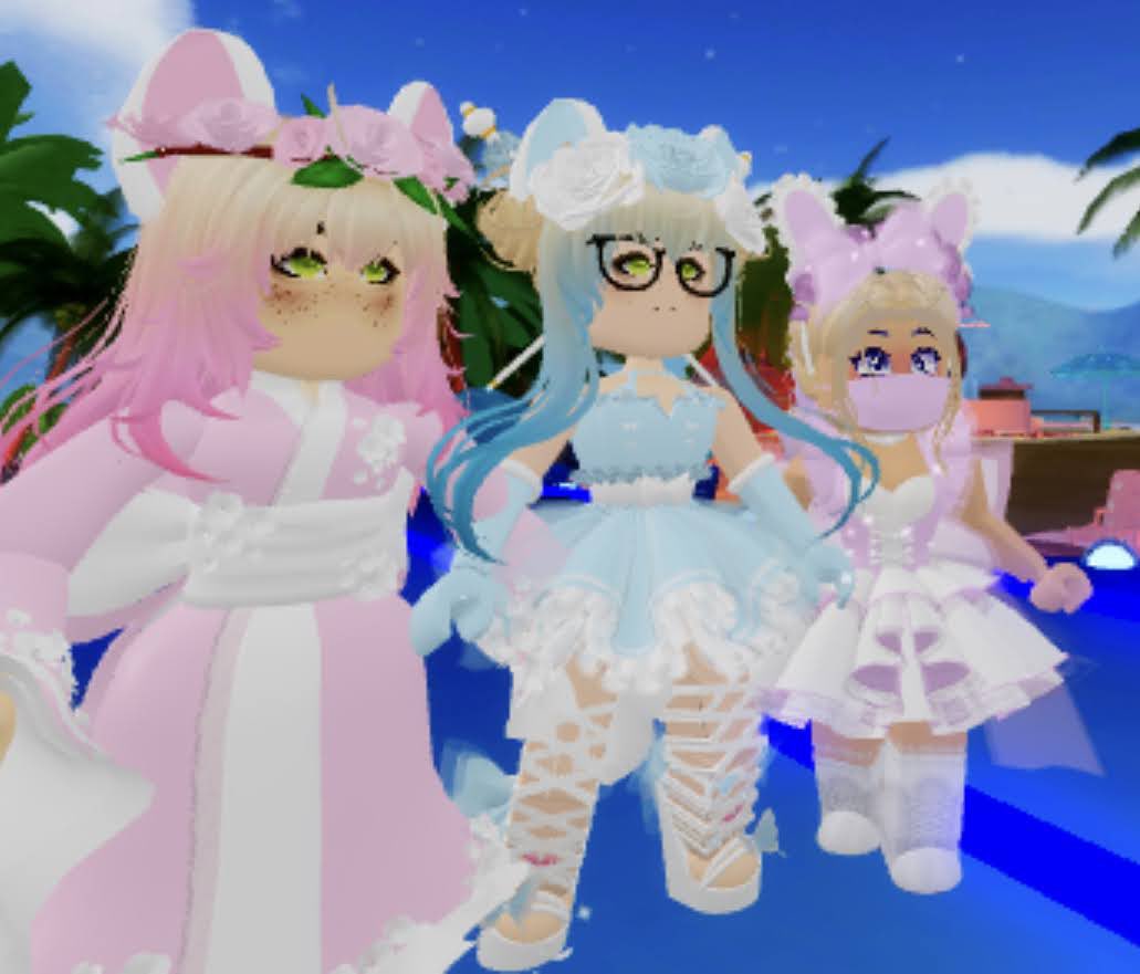 ⚠️ MY OLD ROYALE HIGH SCREENSHOTS A THREAD 🧵 

(1/6)

#royalehigh