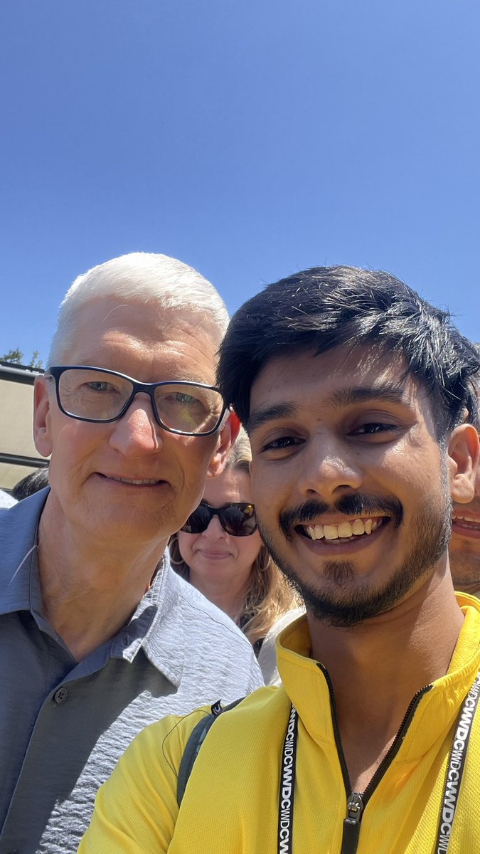 heyayush_io's tweet photo. Met Tim Cook again… and this time I gifted him the OG @letsblinkit jersey 😭

This one’s a personal milestone.

Tim Cook ft. Blinkit 💛

#WWDC25 https://t.co/8wEDhFS3Jj