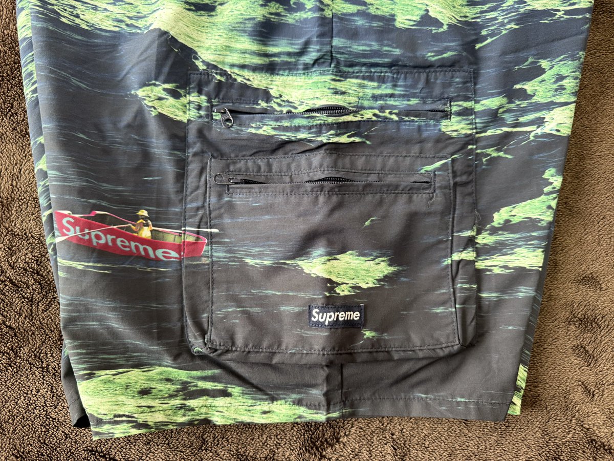 Supreme_X_Gratz's tweet image. 【取り急ぎレビュー】
Cargo Water Short
Color:Boat
Size:L
Price:¥18,700
ファスナー付きポケットがサイドに計3つ。バックに1つ。
裏返すと小さいポケットもありました！もちろんメッシュインナーショーツ付きでデザインと機能性を兼ね備えたとても実用性の高い水着です。
#Supreme
#2025SS
#week15