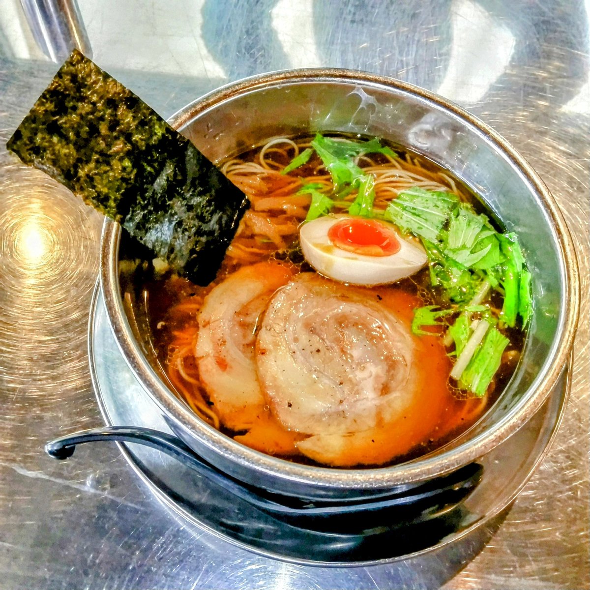Z4yLfY78jPOpRTq's tweet photo. #神奈川県厚木市七沢
#ZUND-BAR
#ズンドバー
#ラーメン店
#隠れ家的
#分かり辛い(笑)
#炙りチャーシュー麺🍜醤油
#雲呑ラーメン🍜塩
#餃子🥟
醤油味が美味かった😋 https://t.co/u2HIY6e9VD