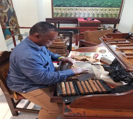 Elaborar habanos es mi pasión infinita minag.gob.cu/noticias/elabo… <a href="/MinagCuba/">Ministerio de la Agricultura de Cuba</a> <a href="/JuliaMurielEsc1/">Julia Muriel Escobar</a> <a href="/YdaelB/">Ydael Pérez Brito</a> <a href="/Rodolfo38125048/">Rodolfo Rodriguez Expósito</a> <a href="/AvelloLisbet/">Lisbet Avello Romero</a>