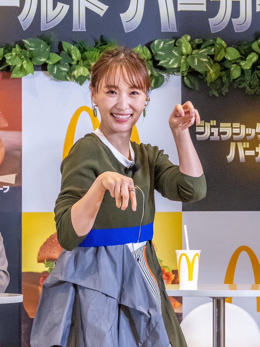 DtimesDrama's tweet photo. @DtimesDelicious #マクドナルド 「 #ジュラシック・ワールド バーガーズ」
6月18日より期間限定で発売！
新商品発表イベントに #見取り図 盛山さん・リリーさん #菅井友香 さんが登場☆
詳細→https://t.co/j7TIpxDuuC https://t.co/T4WbgrbENM