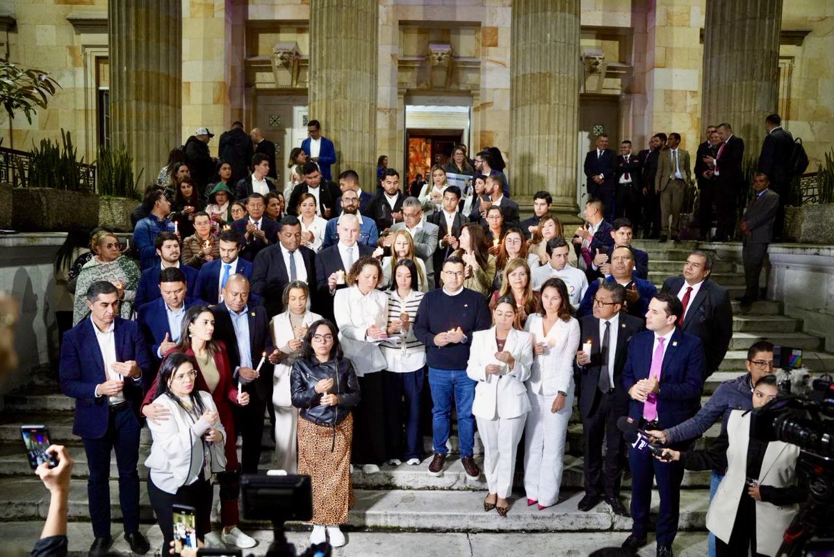 Wilmer Castellanos (@ingwilmerc) on Twitter photo 🕯️ Hoy encendemos una vela con el alma por la vida, por la paz y por Colombia. 🇨🇴 Nos unimos como nación para clamar por la vida del senador <a href="/MiguelUribeT/">Miguel Uribe</a> 🙏, por su familia y por cada colombiano que sueña con un país donde se pueda pensar distinto sin miedo.
No hay fuerza más 🕯️ Hoy encendemos una vela con el alma por la vida, por la paz y por Colombia. 🇨🇴 Nos unimos como nación para clamar por la vida del senador <a href="/MiguelUribeT/">Miguel Uribe</a> 🙏, por su familia y por cada colombiano que sueña con un país donde se pueda pensar distinto sin miedo.
No hay fuerza más