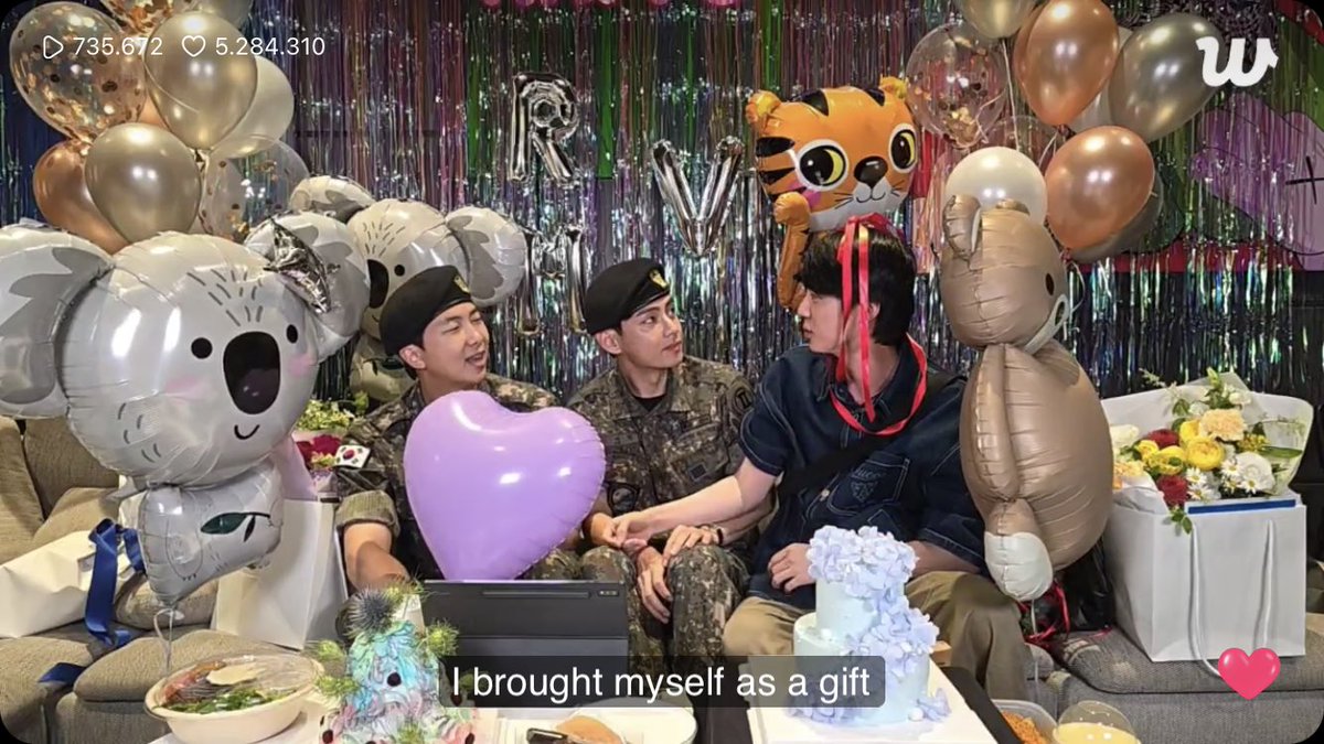 #JIN apareció con un moño diciendo que se trajo a sí mismo como regalo, peak de comedia