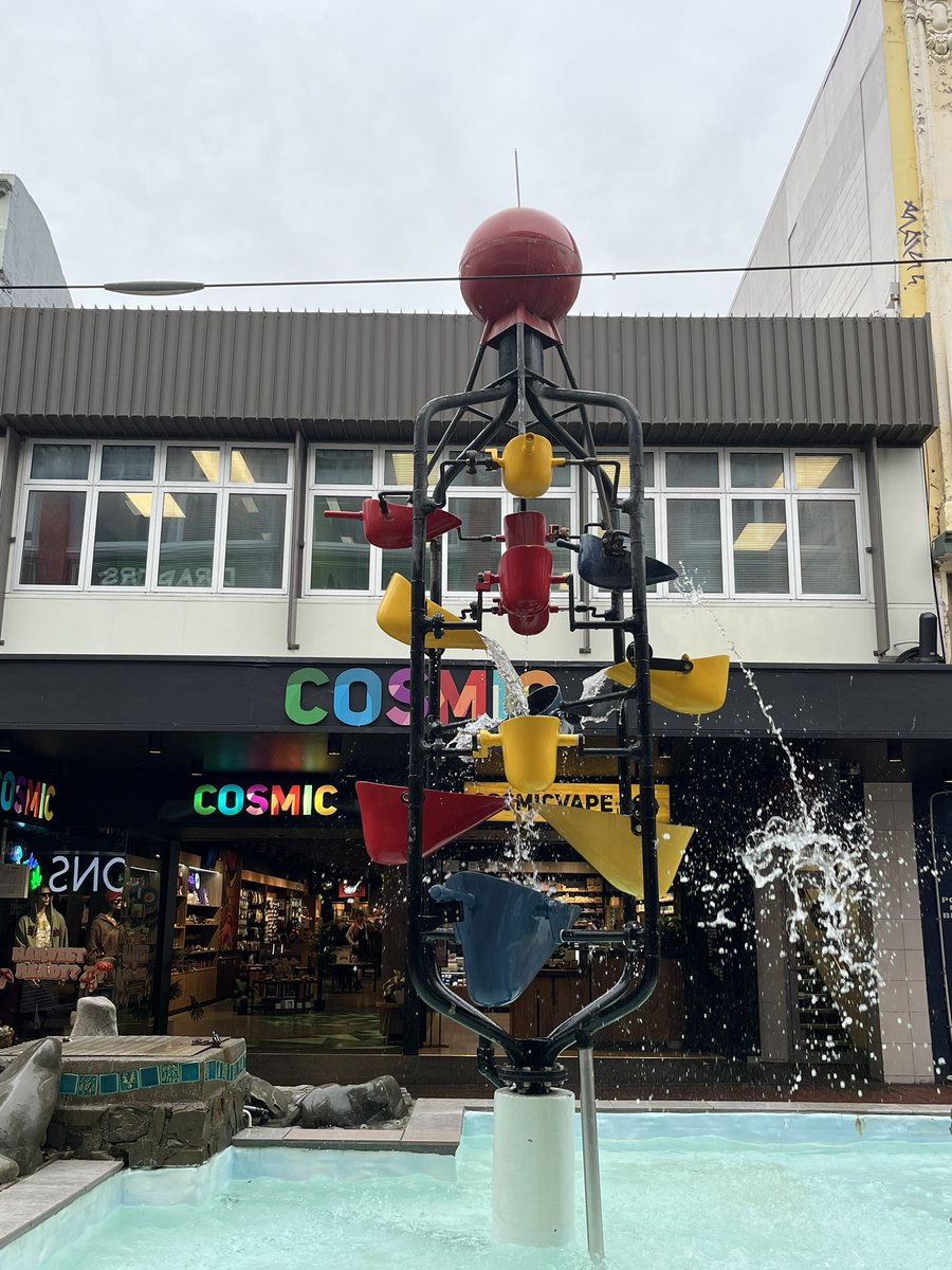 Terry_NZ's tweet photo. Cold and Splashy day at the @BucketFountain ! https://t.co/o9DtO6kkFk
