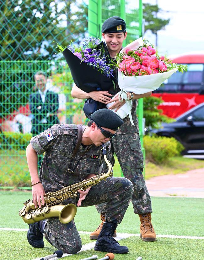 kasurok's tweet image. Вайбы у этого Намджуна такие абсолютно: спасибо за сына, Тэхена 🙏🏻