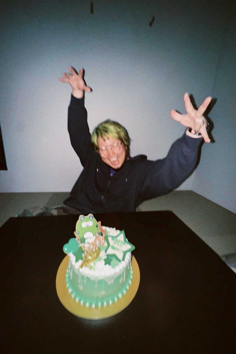 【LOVE】

こちけんチームの信頼あるギャルさん達が誕生日を祝ってくださったぁぁぁぁぁああああああああああああ！！！！！！！

緑色のケーキ可愛過ぎたぁぁぁあ！！！

ありがとうございましたぁぁぁぁぁぁぁぁぁぁぁああああああ！！！！！！！

29歳ｷﾞｬﾙｷﾜﾒﾃｺｯ⭐️
