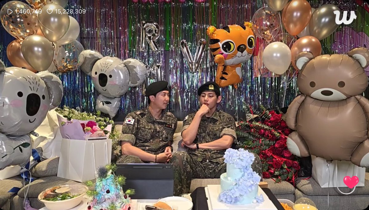 เป็นภาพที่เห็นละก็ซึ้งใจทุกครั้งอะ ปลดประจำการปุ๊บมาก็มาไลฟ์กันทันทีทั้งชุดอะ บังทันน่ารักกับมี่มากๆ มาตลอดเลย ㅠㅠ