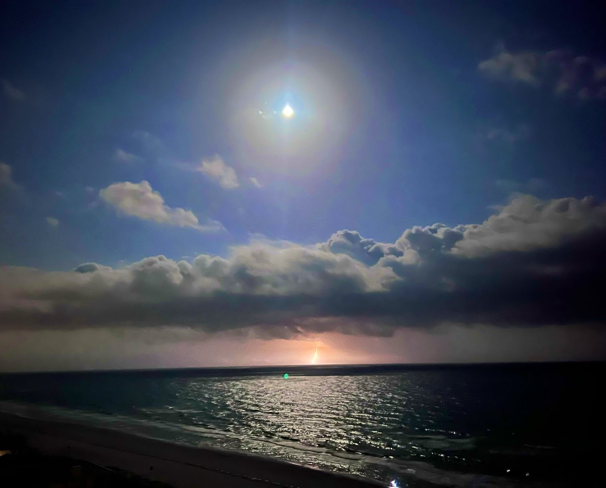 Coletide's tweet photo. Pcb lightning with a full moon. https://t.co/QB84U6ZUMR
