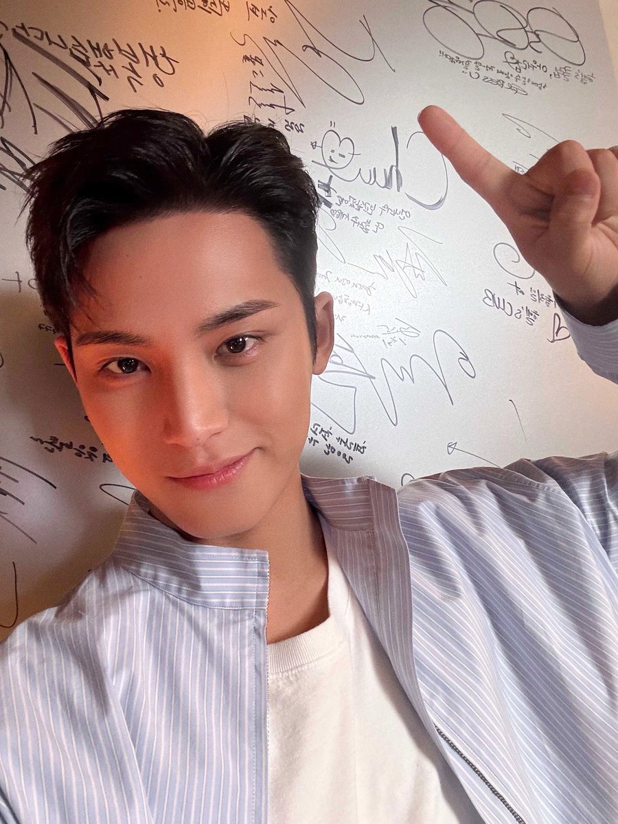 The lighting felt just right, and seeing all the signatures on the wall gave me a little boost. I hope you’re all doing well—don’t forget to hold on to the small moments that make your day better. I’ll always be cheering for you from here.