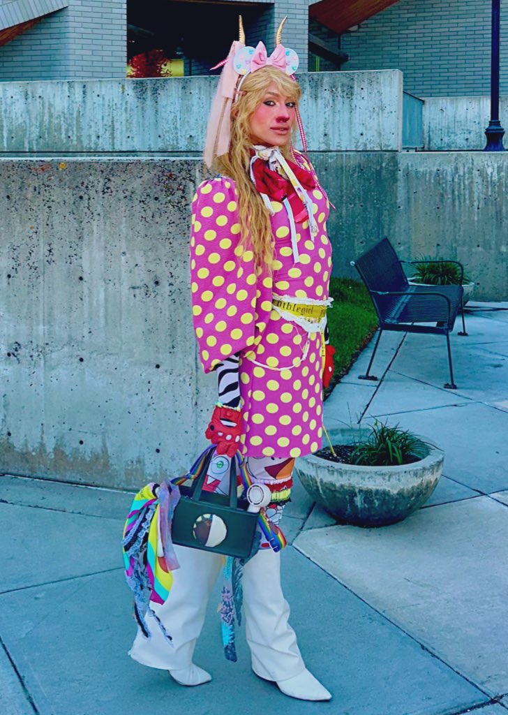 BIBLEGIRL354's tweet image. who wore it better?? 

RT for biblegirl
like for katy perry