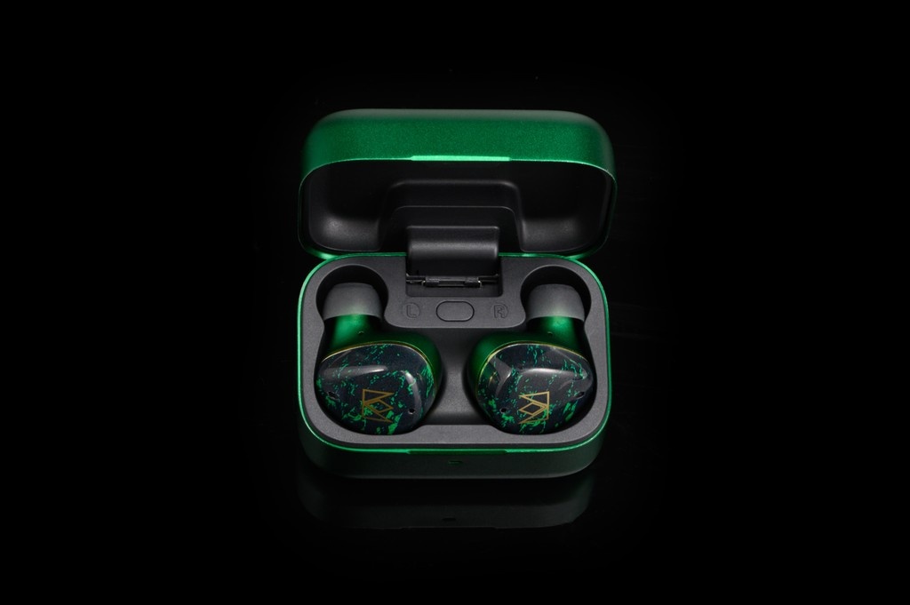 FoKus Rex5 TWS⁠
⁠
Experience remarkable depth and clarity with a cutting-edge 5-driver hybrid configuration featuring 1 dynamic, 1 planar, and 3 balanced armatures.⁠

Crafted from aluminum, both the earbuds and charging case combine modern elegance with lasting durability.⁠