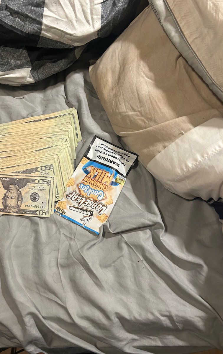 lildt32's tweet photo. Chill on my pillows I just got them hoes out the washer https://t.co/eO8Bm0wP4F