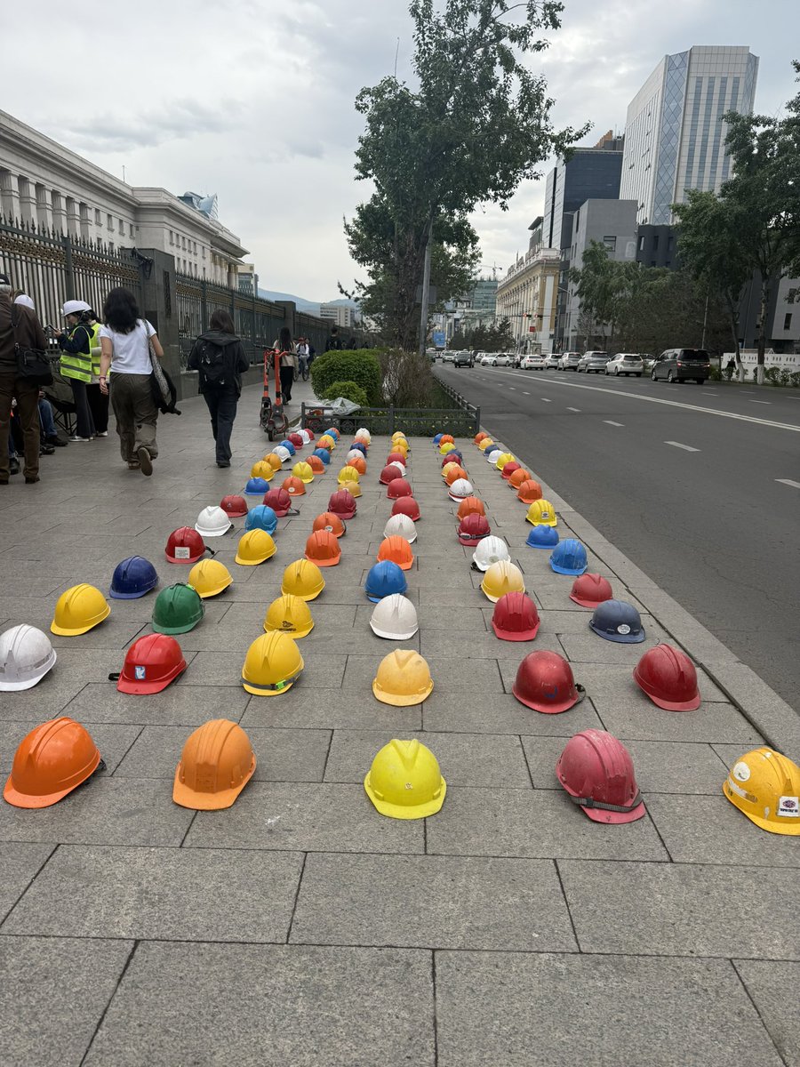 Хамгийн бодитой эсэргүүцлийн арга хэмжээ. Монголчууд барьж чадах барилгыг Нямбаатар яагаад заавал хятадуудаар бариулж хот зээлж олсон ~2 их наяд төгрөгөө урагш гаргах гээд байгаа юм бэ?! гэж барилгачид асууж шаардаад олон хонолоо, хариулт өгөх төр байхгүй…