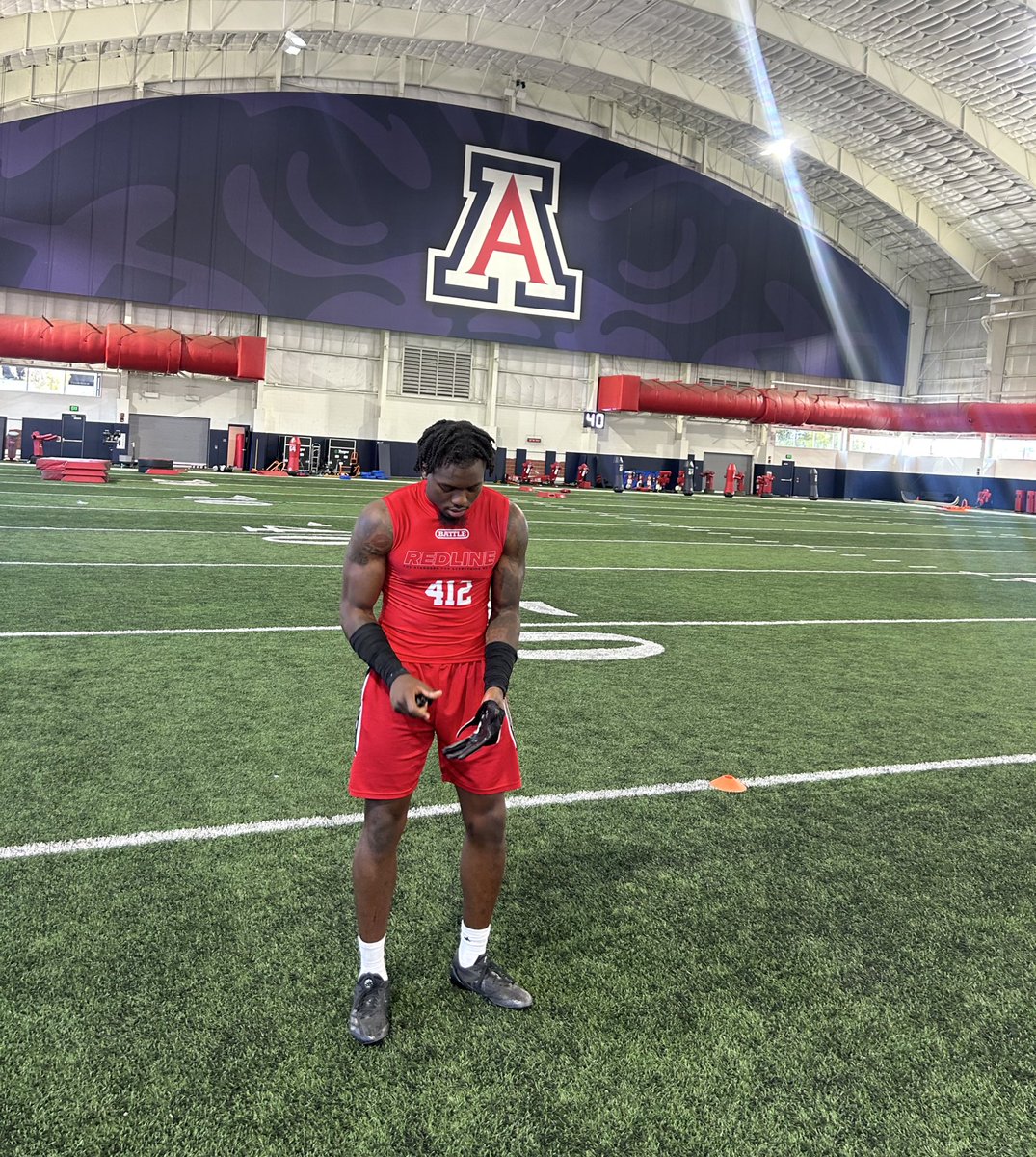 Had an amazing time at the <a href="/ArizonaFBall/">Arizona Football</a> prospect camp! I got so much better today getting coached by some of the best in the NCAA and competing against some great players too! 🏈 #BearDown🐻⬇️ 

 <a href="/CoachBrennan/">Coach Brennan</a> <a href="/RealCoachCarter/">Alonzo “Zo” Carter</a>  <a href="/Brettarce84/">brett</a> <a href="/CoachChipViney/">Chip Viney</a> <a href="/dakari_monroe21/">Coach Dakari Monroe</a>