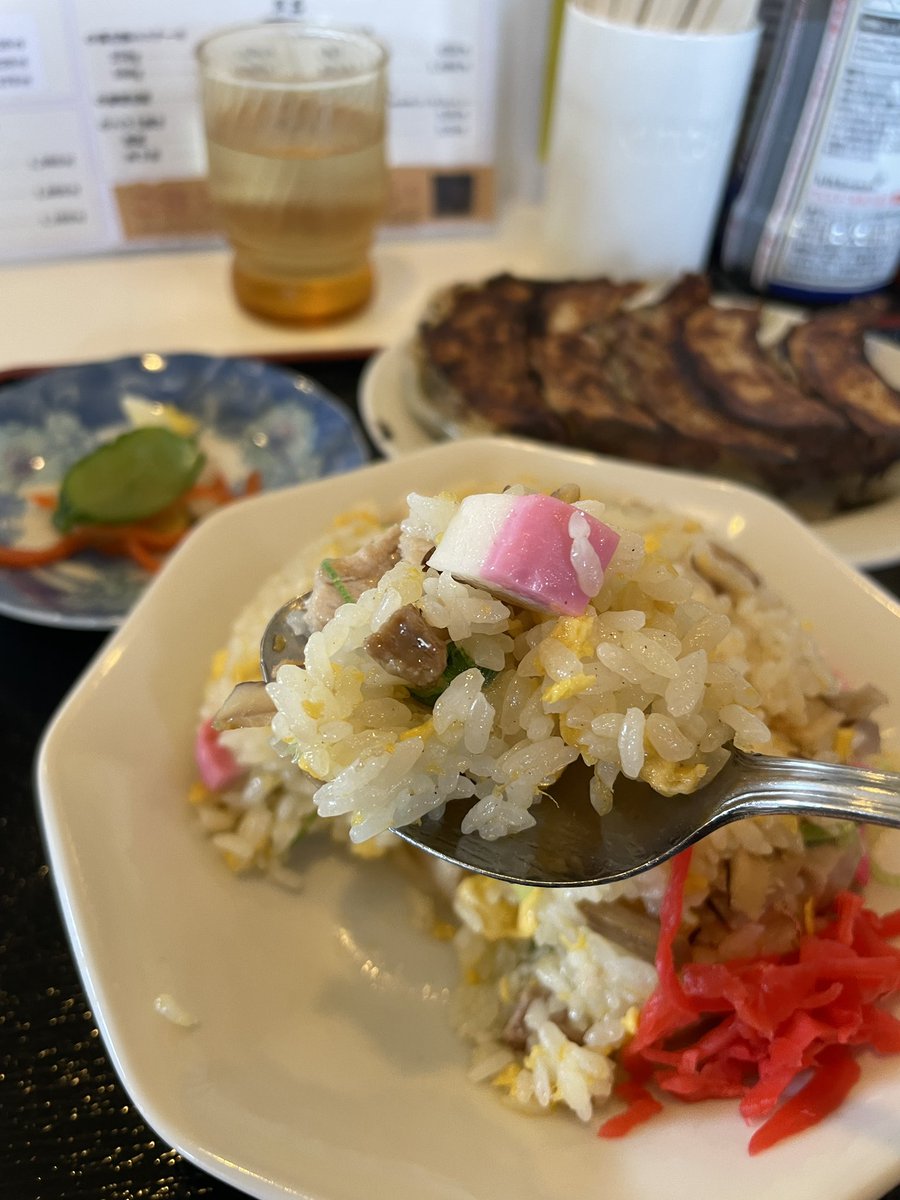 昨日オープンした「餃子の一富士 六丁の目店」で、漢方豚チャーハン＋餃子。

オープン記念で昨日は餃子が、今日はチャーハンが100円で食べれます。

漢方豚チャーハンは旨みたっぷりしっとりめの米に、ゴロゴロの角切りチャーシューや板かまが入ってて、食べ応え抜群。