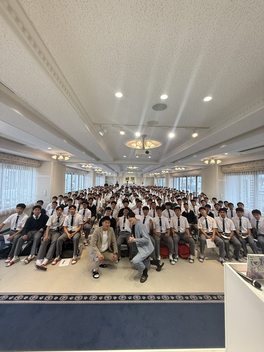 zumi_meshi's tweet photo. 大阪の超名門、興國高校サッカー部で、約300人の部員に向けてセミナーをさせていただきました。

テーマは
『プロの壁を越える “食×マインド×キャリア” の設計図』

僕は9年間プロの世界にいたけれど、公式戦に出られたのはたった13試合。
毎日練習しても、名前が呼ばれず、ベンチ外になる日がほとんどでした。

それでも辞めなかったのは、「自分を裏切りたくなかった」から。

結果が出なくても、誰にも見られていなくても、
“自分との約束”だけは、最後まで守り続けた。

現役中に料理を始めて、毎日コツコツと献立や栄養の情報をSNSに投稿し続けた。
それが「継続できる人」として信頼につながり、
今では企業の商品開発、レシピ本4冊の出版、講演など、仕事に広がっています。

セミナーでは、次の3つのテーマで話しました。

▷【食】
「朝ごはん抜き」や「菓子パンだけ」では、勝てる体は作れない。
【何を】【いつ】【どれだけ】食べるかで、パフォーマンスは大きく変わる。
本気で戦うなら、食も“戦術”のひとつ。
トップアスリートほど、食事にこだわっています。

▷【マインド】
努力が報われない日もある。
でも、腐らずにやり切った姿勢は、必ず“信頼”として返ってくる。
結果が出ない時期こそ、人としての価値が磨かれている。

▷【キャリア】
プロになれなくても、それは失敗じゃない。
サッカーで培った継続力、礼儀、自律、チーム力。
そのすべてが、引退後の人生の“武器”になる。

夢が叶うかどうかよりも、
「今この瞬間をどう生きるか」が一番大事。

報われない努力なんて、本当は存在しない。
報われる“タイミング”が、まだ来ていないだけ。

この言葉が、どこかで誰かの心に残ってくれたら嬉しいです。
高校生の可能性は無限大！心から応援しています

また、同い年でヴァンフォーレ甲府でも一緒にプレーしていた、北谷史孝が現在興国高校のコーチでもありお誘いいただきました。

引退後もこういったサッカー仲間とお仕事ができて幸せですし、スポーツの輪は本当に素晴らしいなと。

フミ！ありがとう☺️☺️
@18_fumi