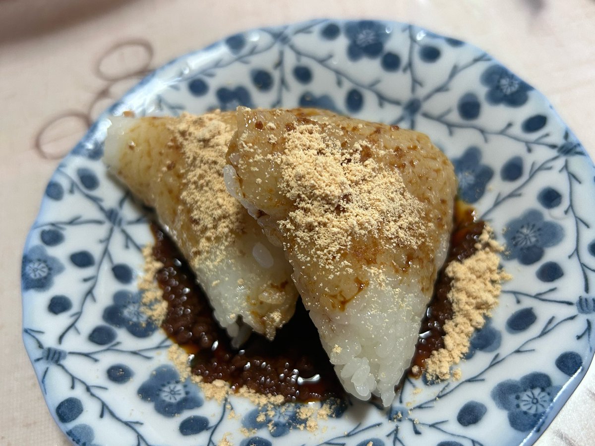 今日のお昼は𓂃𓈒𓏸
ぶどう作業お手伝いの典ちゃんからの頂き物の
「笹巻き」ｻｻﾏｷ(っ´ω`c)ｻｻﾏｷ🎋
黒蜜ときな粉をかけて頂きましたぁ〜！！
美味かったよぉ！！(๑'ڡ'๑)୨♡
典ちゃん、ごっぞう様でしたぁ！！(❀ᴗ͈ˬᴗ͈)"