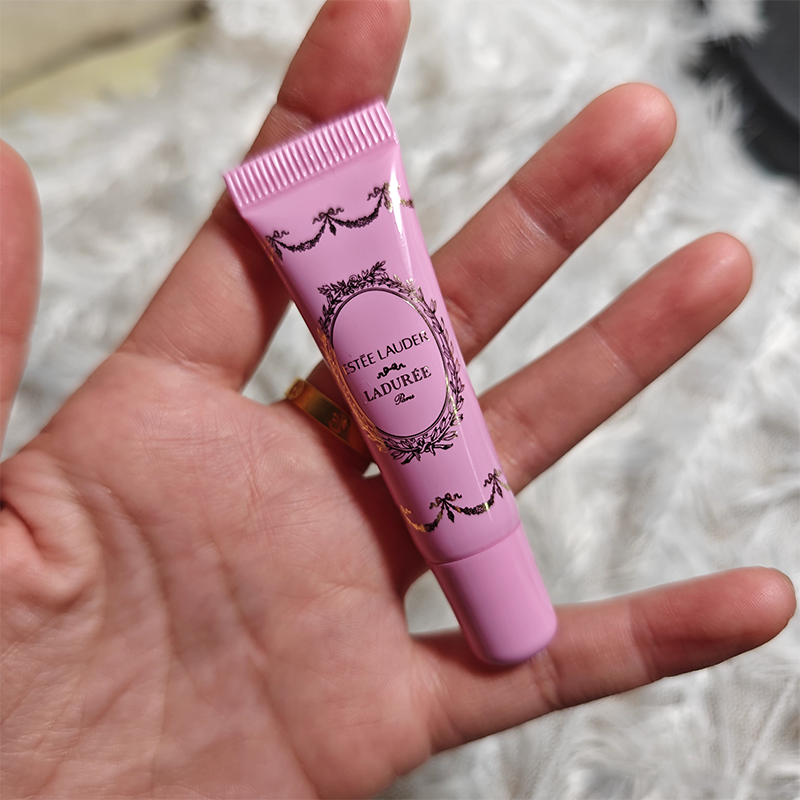 Beauticoolcom's tweet image. Estee Lauder x Laduree Limited Edition Lip gloss 7ml #Lychee ลิปกลอสให้ความเงางามฉ่ำวาว พร้อมมอบความชุ่มชื้นล้ำลึกแก่ริมฝีปาก รู้สึกเบาสบายเมื่อทา ไม่เหนียว ไม่เป็นคราบ และไม่จับตัวเป็นก้อน 🌸

เพียง 290.- จาก 490.-
ช็อปโปรนี้ 📌 s.shopee.co.th/2fzGt6SARm