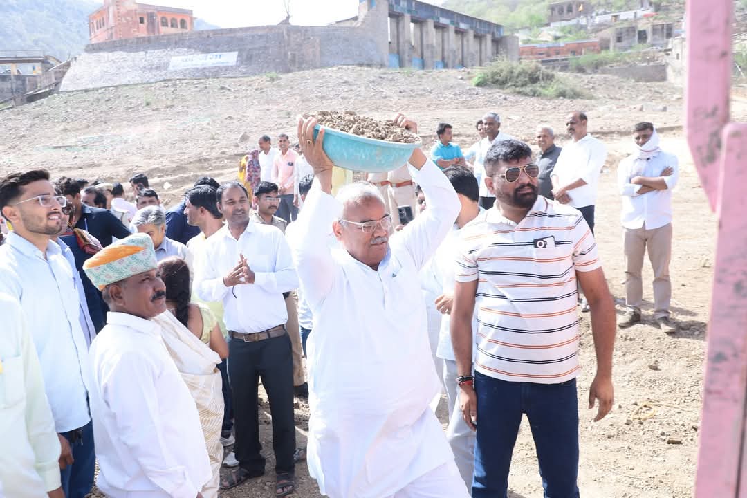 madandilawar's tweet image. &quot;वंदे गंगा - जल संरक्षण जन अभियान&quot; के अंतर्गत जमुआ रामगढ़ स्थित ऐतिहासिक रामगढ़ तालाब परिसर में श्रमदान कर जल संरक्षण एवं पारंपरिक जल स्रोतों के पुनर्जीवन के प्रयासों को बल प्रदान किया।

इस अवसर पर जनभागीदारी से तालाब के संरक्षण व संवर्धन की दिशा में चल रहे कार्यों को प्रेरणा…