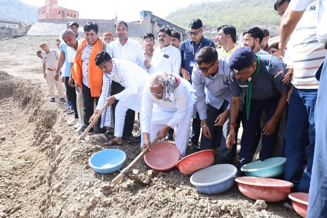 madandilawar's tweet image. &quot;वंदे गंगा - जल संरक्षण जन अभियान&quot; के अंतर्गत जमुआ रामगढ़ स्थित ऐतिहासिक रामगढ़ तालाब परिसर में श्रमदान कर जल संरक्षण एवं पारंपरिक जल स्रोतों के पुनर्जीवन के प्रयासों को बल प्रदान किया।

इस अवसर पर जनभागीदारी से तालाब के संरक्षण व संवर्धन की दिशा में चल रहे कार्यों को प्रेरणा…