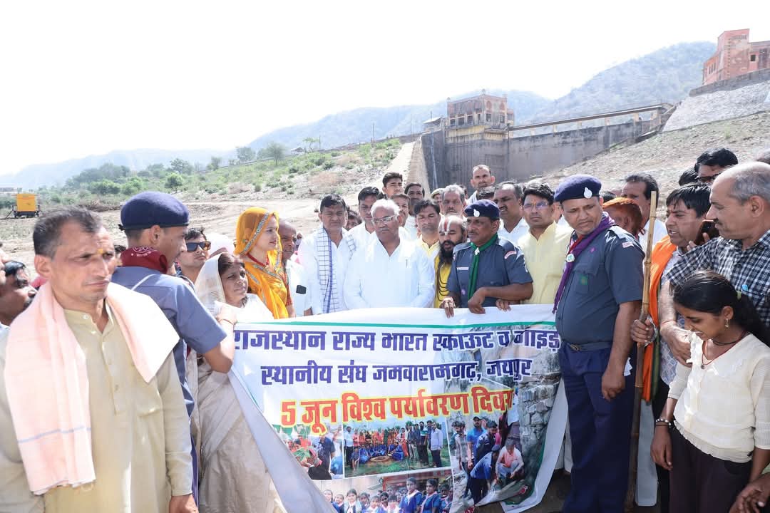 madandilawar's tweet image. &quot;वंदे गंगा - जल संरक्षण जन अभियान&quot; के अंतर्गत जमुआ रामगढ़ स्थित ऐतिहासिक रामगढ़ तालाब परिसर में श्रमदान कर जल संरक्षण एवं पारंपरिक जल स्रोतों के पुनर्जीवन के प्रयासों को बल प्रदान किया।

इस अवसर पर जनभागीदारी से तालाब के संरक्षण व संवर्धन की दिशा में चल रहे कार्यों को प्रेरणा…