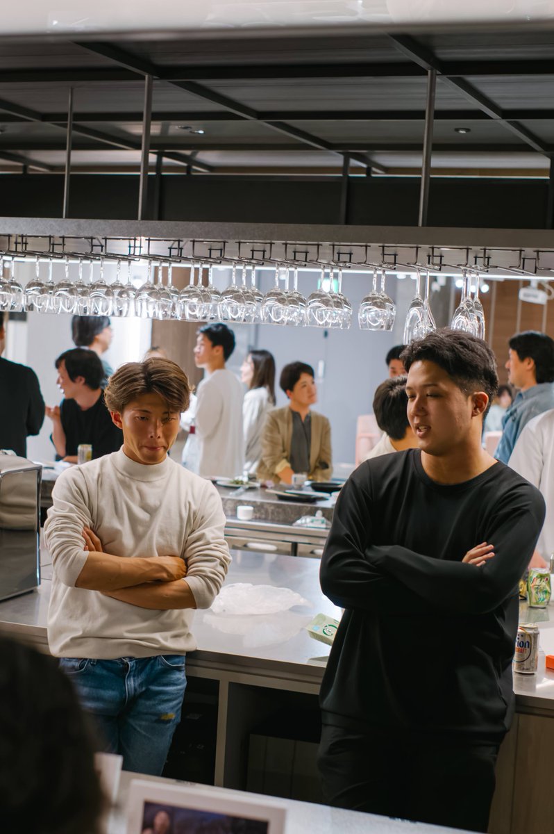 別のプロダクトで、同じくセールスをやっている先輩と僕。チームのみんなが必死で作ってくれてるプロダクトをどう伝えればお客様に最も響くのか。どの角度でどんなことを聞けば、先輩みたいになれるのかー
まだまだ理想には程遠いけど、いつか先輩も余裕で超えてやる🔥
#チームの熱量 #Wevox #Green