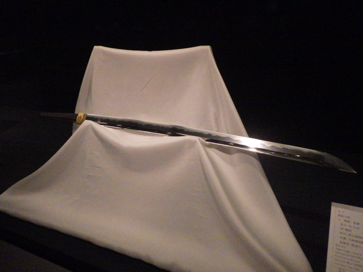 NBTHK_MUSEUM's tweet photo. 【展示紹介 姿の比較 長義と国広】
南北朝時代盛期の生ぶの太刀姿は一段と寸法と身幅が大きく大鋒に結びます。特に長大なものは展示No.6の長義のように後世大きく磨り上げられて、反りが浅く元先が目立たず大鋒の姿になっています。 https://t.co/hp5JmTKEES