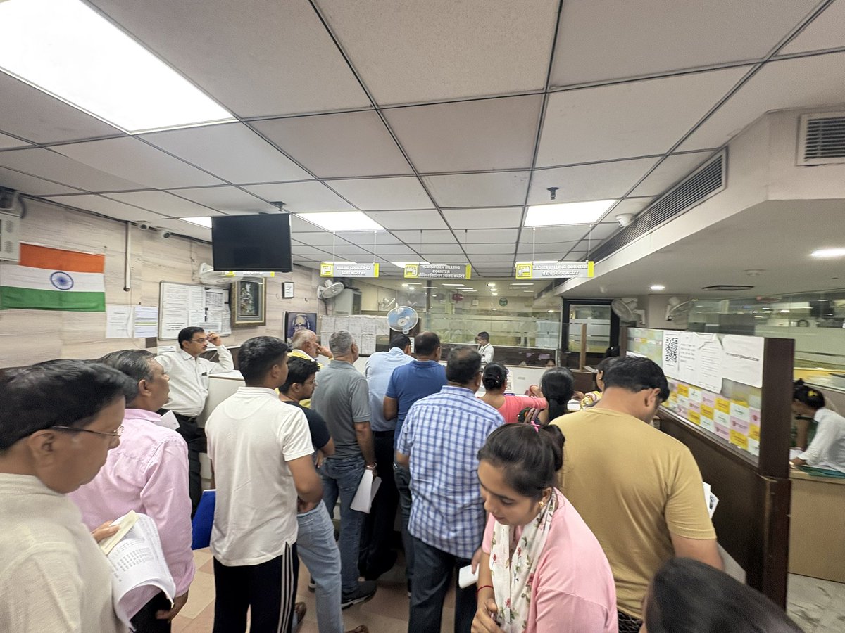 vkpediaa's tweet photo. @YashodaHealth super mismanaged billing counter. All staff coming late after 9:15 am and public is struggling with avg wait time of more than 25 mins for a simple bill. The supervisor sitting inside the cabin is extremely rude with everyone. Owners hardly bothered, no empathy . https://t.co/azjVhSuZgo