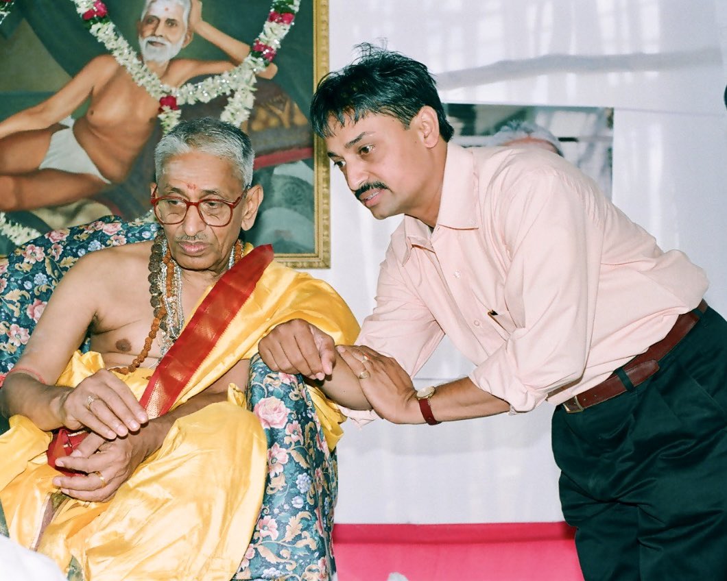 భువినుండి దివ్య తేజస్సు తన లోకానికి పయనమై నేటితో 10 సంవత్సరాలు అయింది. కానీ ఆ తేజస్సు , ఆ శక్తి , మనకి తోడుగా ఎల్లప్పుడూ ఉంటుంది మనకి సదా మార్గదర్శకంగా నిలుస్తుంది. ఓం శ్రీ శివానాందాయ నమః 🙏 #satgurusivanandamurty. Today us the day father departed physically from us but his
