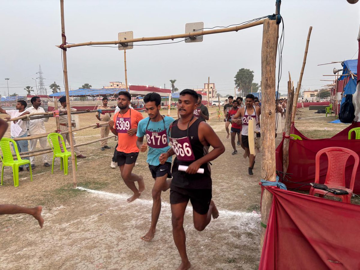 Saran_dm's tweet photo. #homeguard #recruitment #physicalefficiencytest #saran #chapra @IPRDBihar
गृह रक्षकों के नामांकन हेतु जेपी यूनिवर्सिटी, छपरा ग्राउंड में जारी शारीरिक दक्षता परीक्षा https://t.co/Wjx4xcRWsv