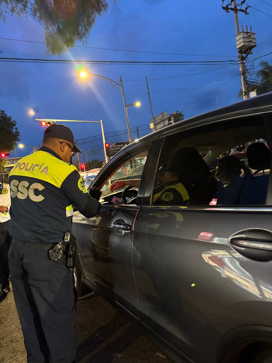 MetrobusCDMX's tweet photo. ¡Qué oso que te infraccionen por invasor! 🐻🙄

Las sanciones por invadir el carril de Metrobús, son: 

🔹Depósito vehicular.
🔹Placa o documento en garantía. 
🔹Multa de $4,149 a $6,224.

¡Piénsalo dos veces o te saldrá caro! 💵

📍 La Joya, #Línea1. https://t.co/CDjt3JaJQZ