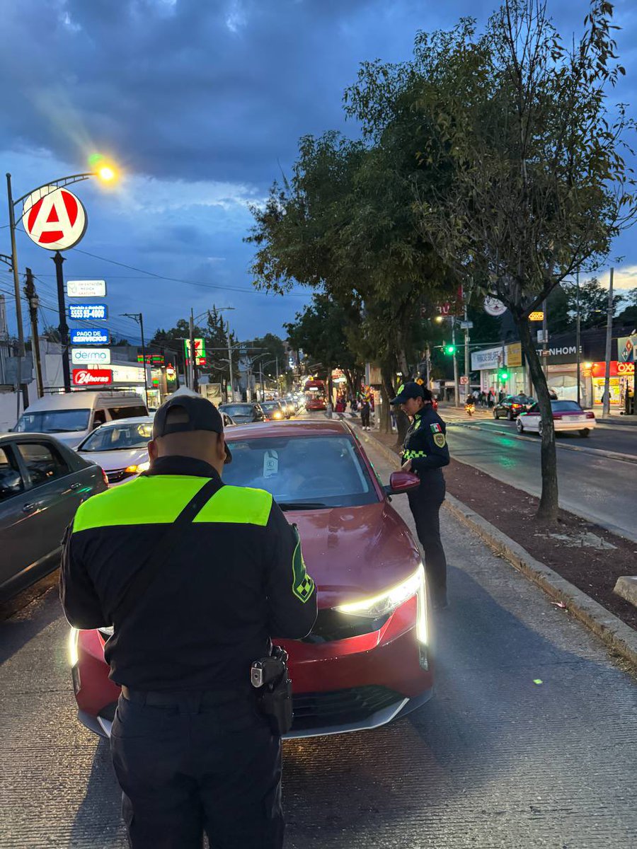 MetrobusCDMX's tweet photo. ¡Qué oso que te infraccionen por invasor! 🐻🙄

Las sanciones por invadir el carril de Metrobús, son: 

🔹Depósito vehicular.
🔹Placa o documento en garantía. 
🔹Multa de $4,149 a $6,224.

¡Piénsalo dos veces o te saldrá caro! 💵

📍 La Joya, #Línea1. https://t.co/CDjt3JaJQZ