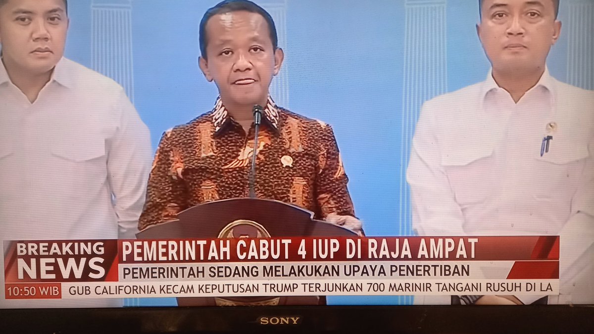 Ohhh ternyata baru 4 IUP yang dicabut, berharap semua IUP uang dicabut termasuk menderita juga yang dicabut diganti sama yang pro rakyat, bukan pro Mulyono