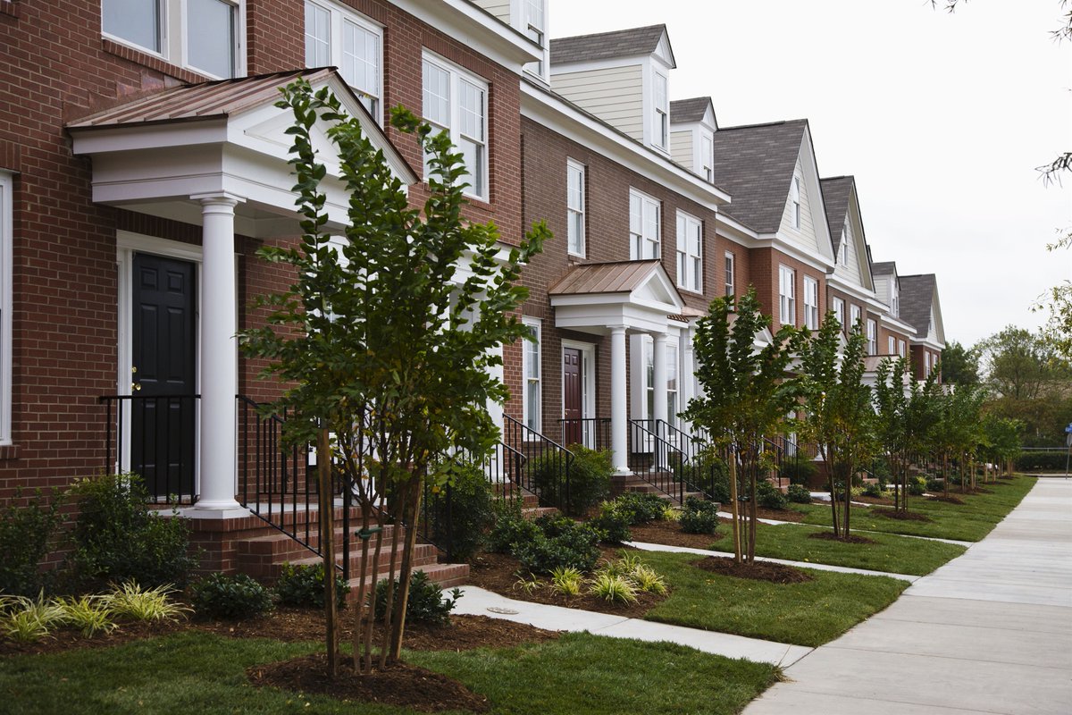 ElliotAdler6's tweet photo. Multifamily properties are in demand as urban renters prioritize convenience and community. 🏢💼 Investors eye apartment complexes for steady cash flow and growing returns. 💰📊 #MultifamilyLiving #RealEstateInvestment #MarketTrends https://t.co/jvqhheIfVr