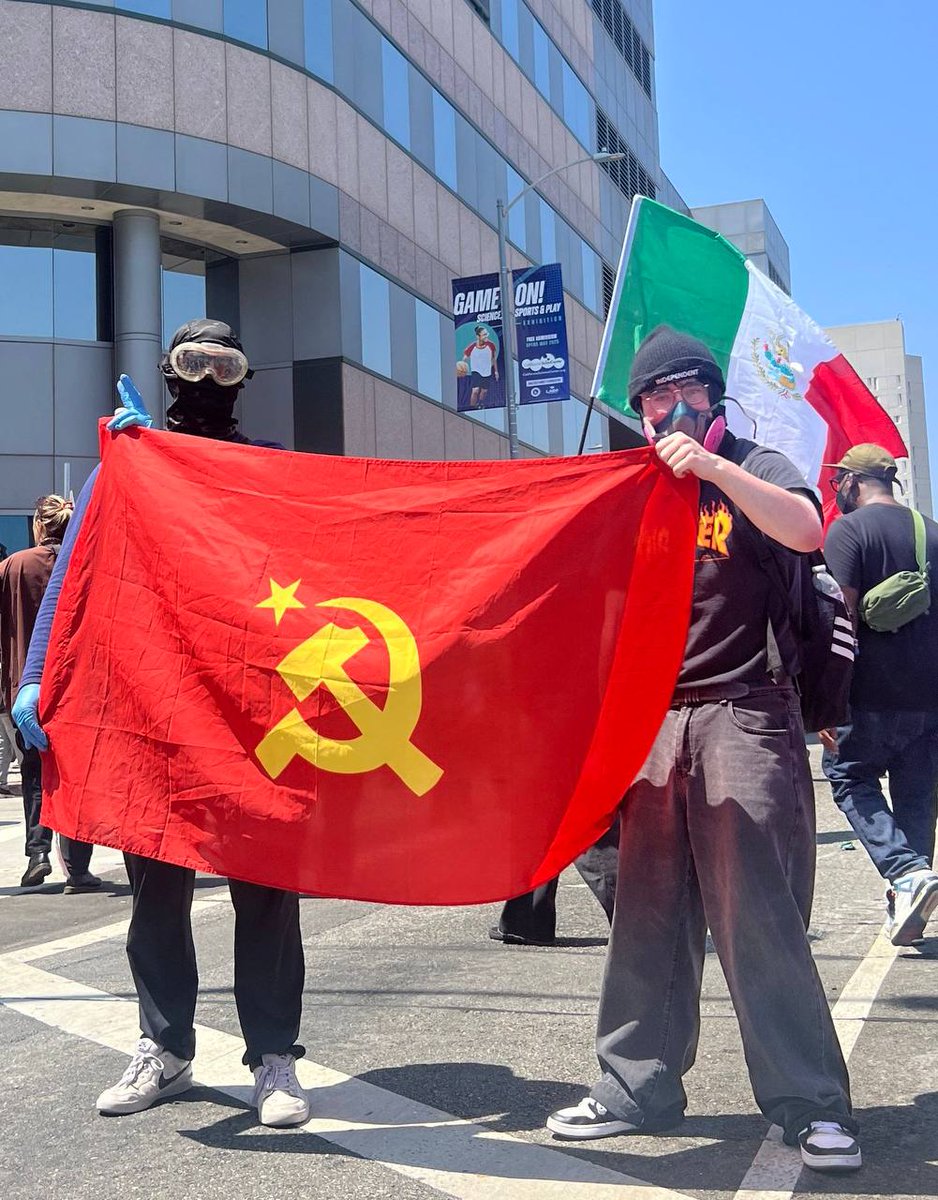 warsurv's tweet photo. 🇺🇸‼️More Soviet flags spotted at the LA protests — tension rising on the streets.
#LAProtests #SovietFlag #USA #TrendingNow #FreeSpeech #ProtestWatch #BreakingNews https://t.co/YRgb3rlYZn
