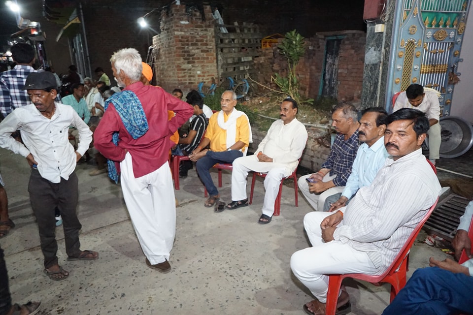 बीती रात संसदीय क्षेत्र जालौन की माधौगढ़ विधानसभा के अंतर्गत गृह नगर कोंच निवासी श्री नारायण दास शाक्यवार जी के पूज्य पिता श्री मंशाराम शाक्यवार जी के त्रियोदशी संस्कार भोज में सम्मिलित होकर विनम्र श्रद्धांजलि अर्पित कर अपनी संवेदनाएं व्यक्त की।