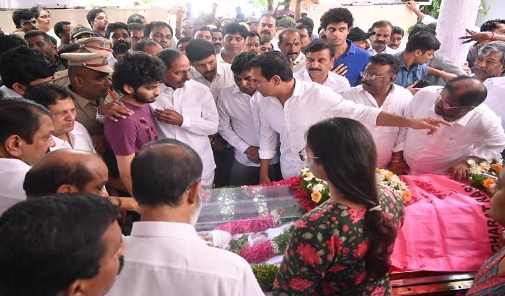 సామాజిక న్యాయం అంటే కెసిఆర్ ను చూసి నేర్చుకోవాలి. 

ఆంధ్ర అగ్ర కులం ఎమ్మెల్యే కోసం కుటుంబం కుటుంబం అంత హాస్పిటల్ దగ్గర కాపలా కుక్క లాగా ఉండాలి. 

తెలంగాణ దళిత ఎమ్మెల్యేను ప్రెస్ మీట్ లో పక్కన కూడా కుర్చోనివొద్దు. 

ఇది నిజమైన సామాజిక న్యాయం.