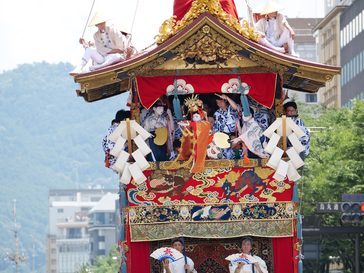 knp_hankei500m's tweet image. 疫病退散を神に祈る京都・八坂神社の祭礼「祇園祭」は、幾多の時代を経て、京都の人々が守り続けて来ました。
夏を彩る華やかな祇園祭を、裏側で支える人々の知られざる想いをアーカイブ記事で紹介します。
〈特集〉祇園祭を支える人々の想い
☞☞☞
hankei500.kyoto-np.jp/archives/categ…