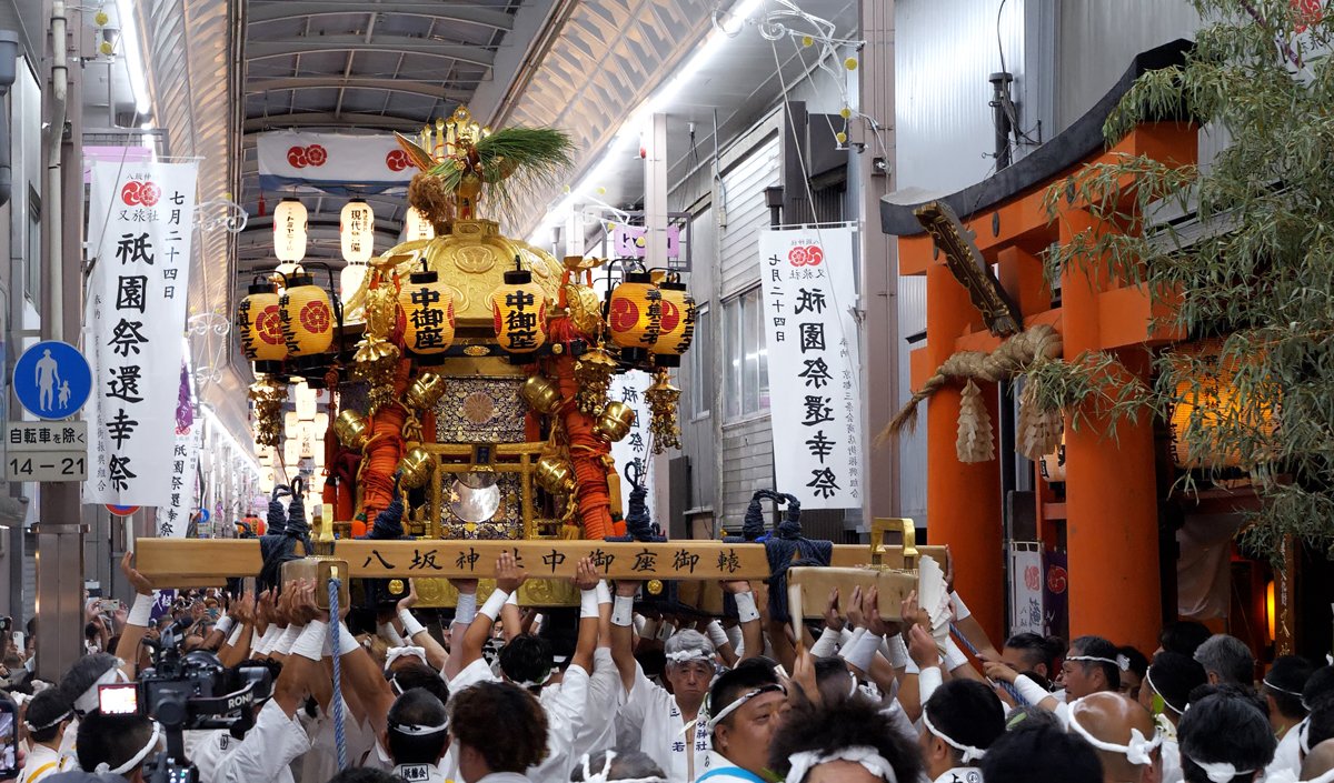 knp_hankei500m's tweet image. 疫病退散を神に祈る京都・八坂神社の祭礼「祇園祭」は、幾多の時代を経て、京都の人々が守り続けて来ました。
夏を彩る華やかな祇園祭を、裏側で支える人々の知られざる想いをアーカイブ記事で紹介します。
〈特集〉祇園祭を支える人々の想い
☞☞☞
hankei500.kyoto-np.jp/archives/categ…