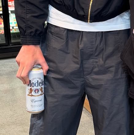 elordisdua's tweet image. jacob with a modelo in his hand??? oh mi gente latino!! 🙂↕️🇲🇽